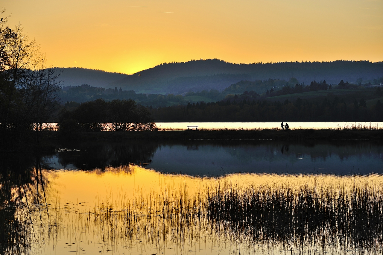 Le soleil se couche sur le lac de Remoray - Doubs