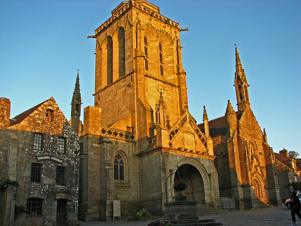 le soleil se couche sur LOCRONAN