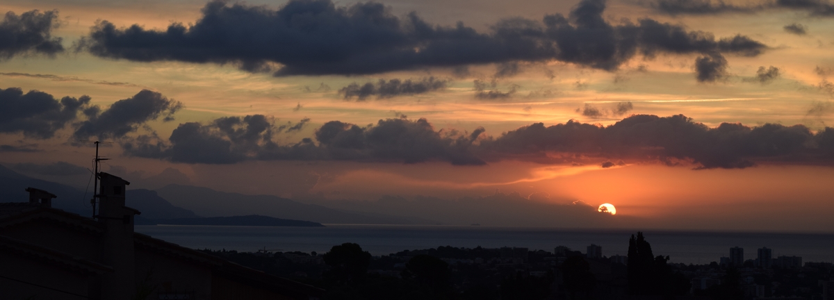 Le soleil se lève sur .... Antibes