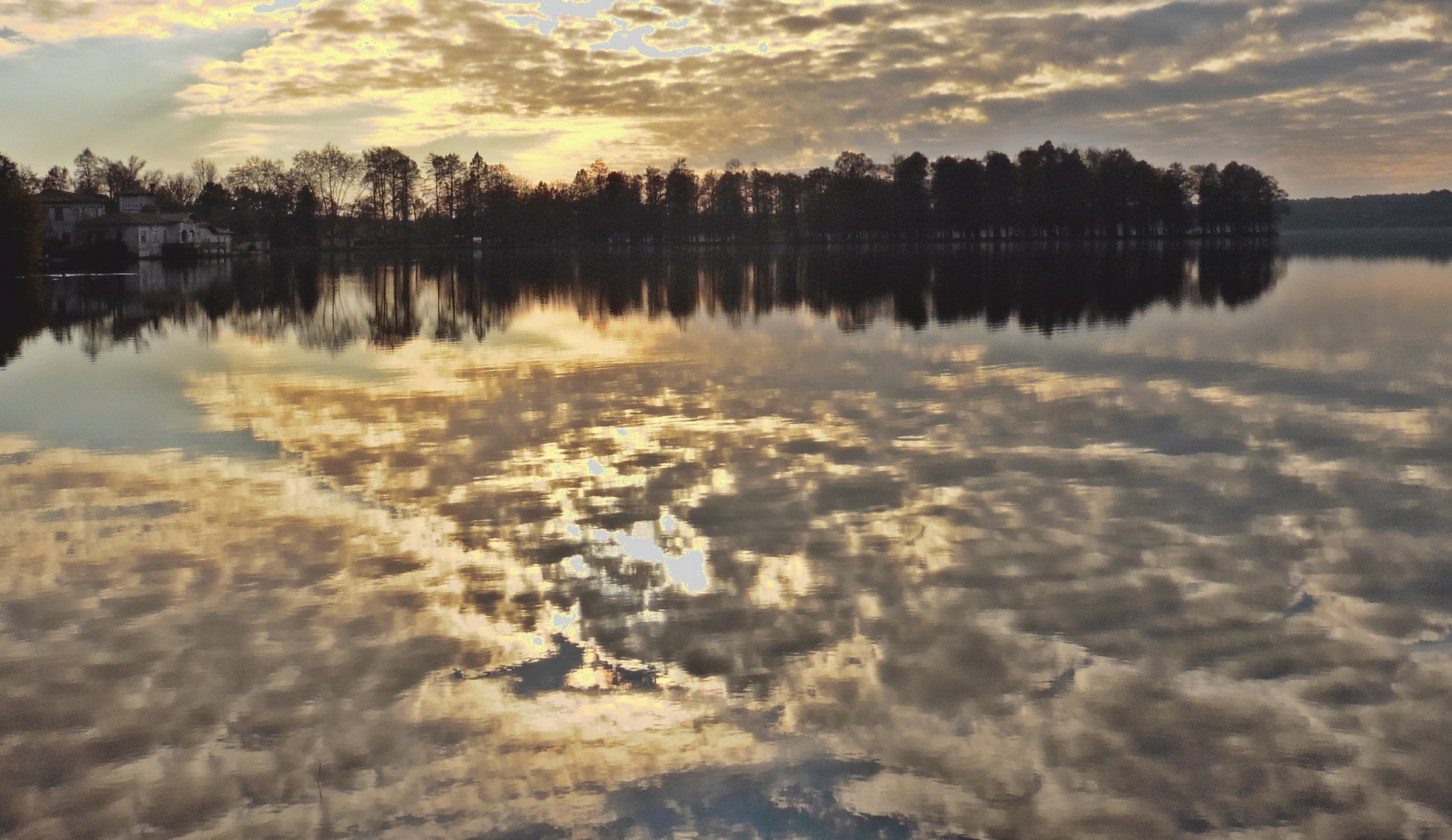 Le soleil se lève sur le lac