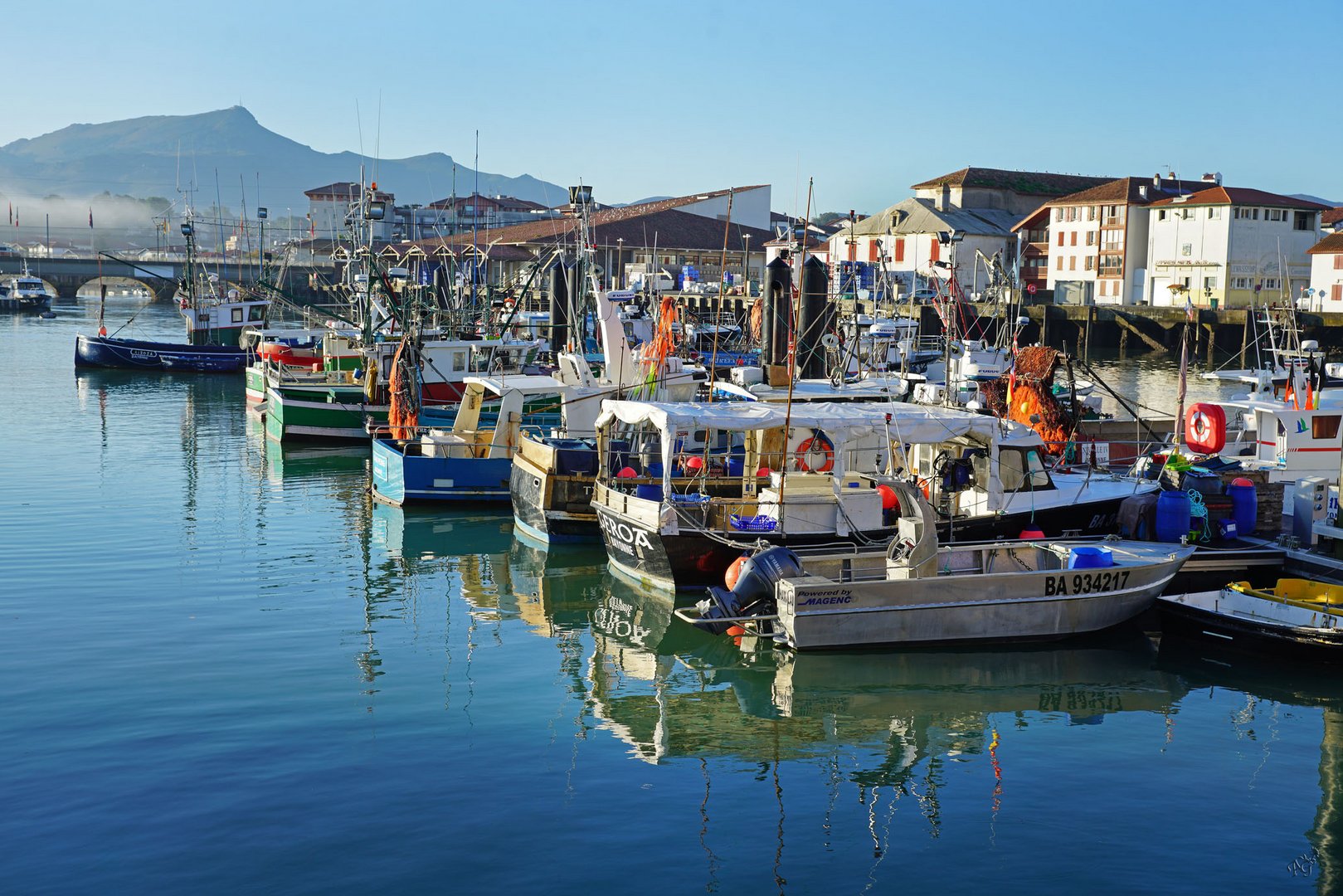 Le soleil se lève sur le port 