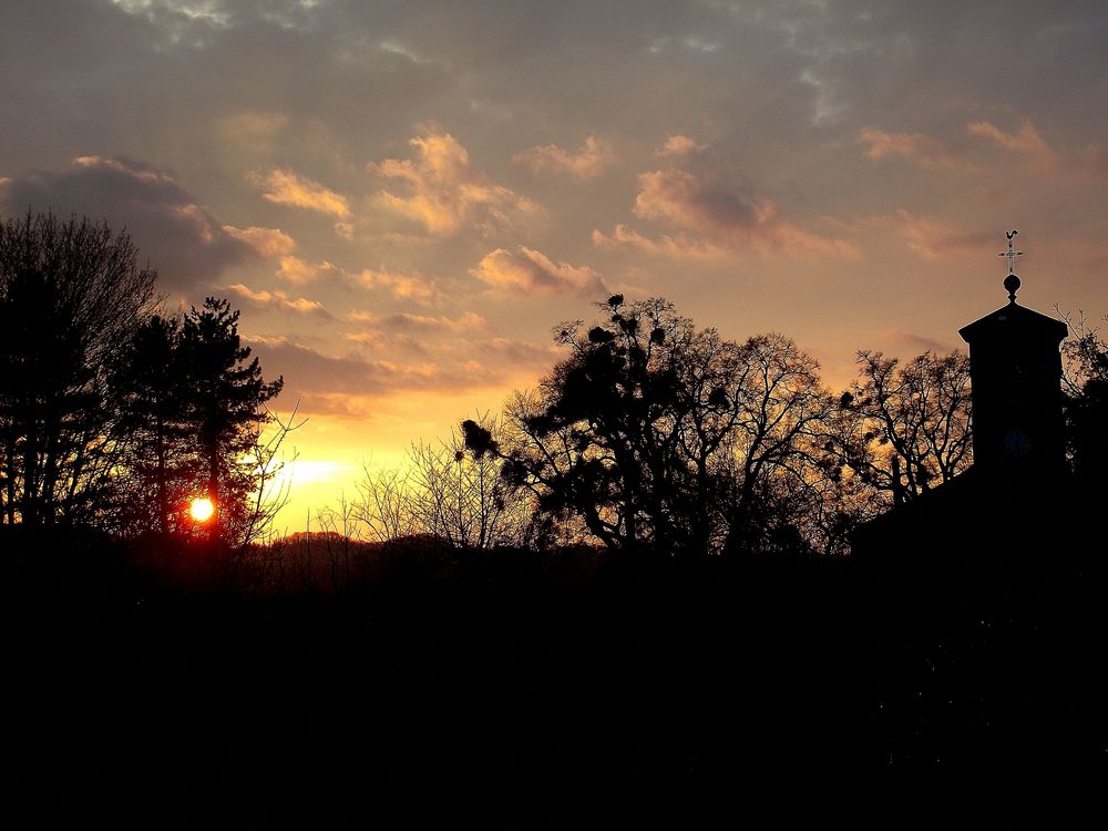 LE SOLEIL TIRE SA REVERENCE