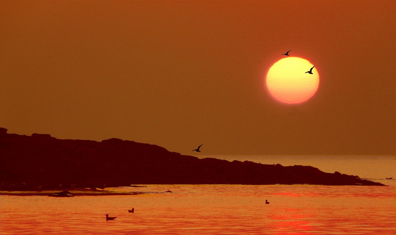 le soleil va flirter avec la mer