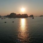 Le soleil va se coucher sur la baie d'Halong