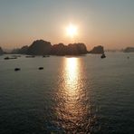 Le soleil va se coucher sur la baie d'Halong