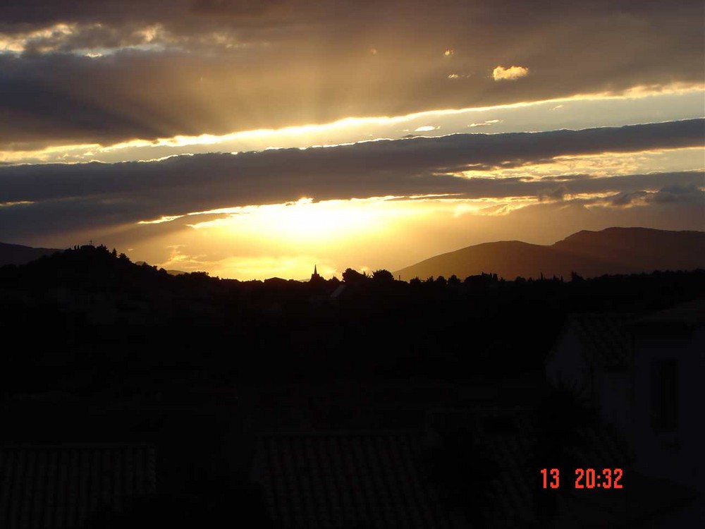 Le soleil va se coucher sur les Corbières et Leucate village