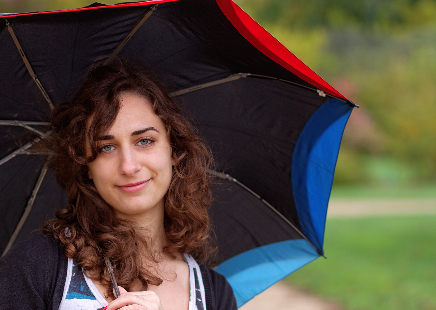 Le sourire d'Isaline sous son parapluie