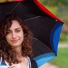 Le sourire d'Isaline sous son parapluie