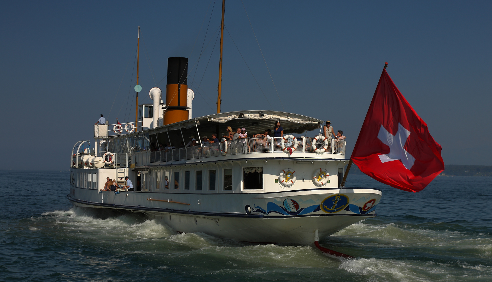 Le SS "Rhône" (1927) de la Compagnie Générale de Navigation sur le Léman quittant Coppet.