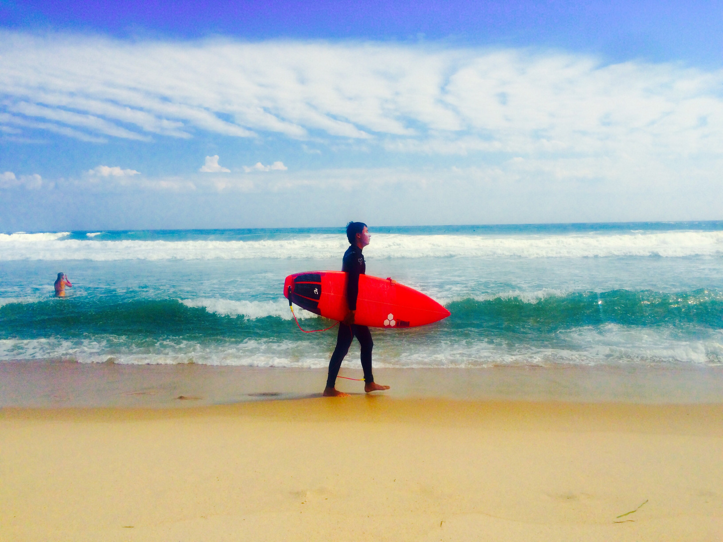 Le surfer et la planche rouge, Hamptons USA