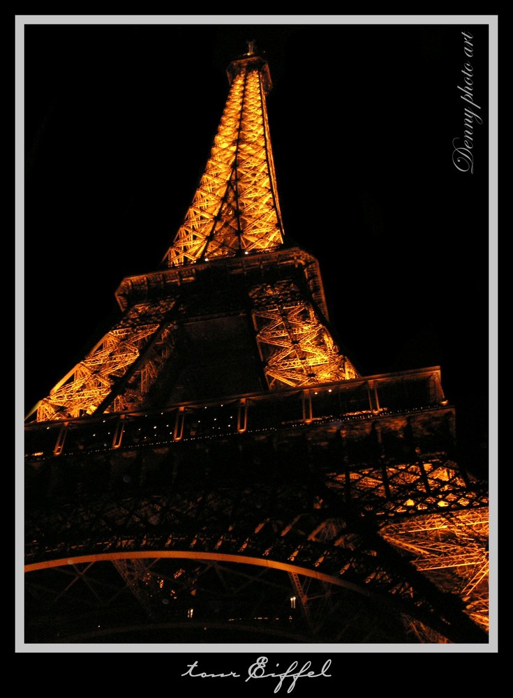 le symbole de Paris observé la nuit