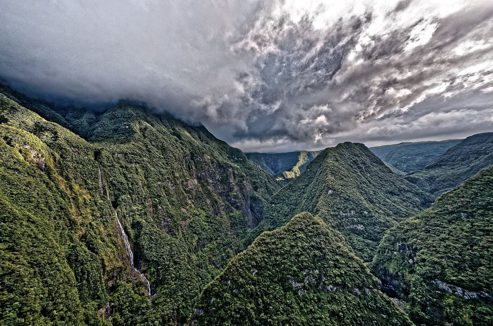 le takamaka avec a gauche la cascade du trou de fer (chute de 800m)