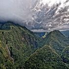 le takamaka avec a gauche la cascade du trou de fer (chute de 800m)