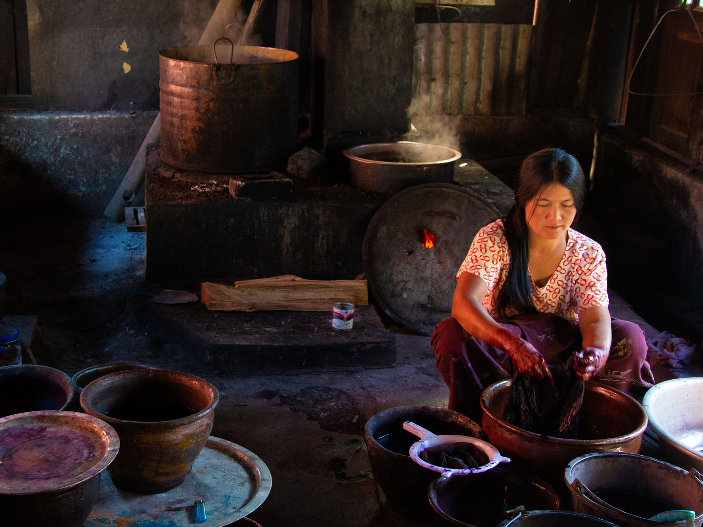 Le teinture des fils de tissage sur le Lac Inle.