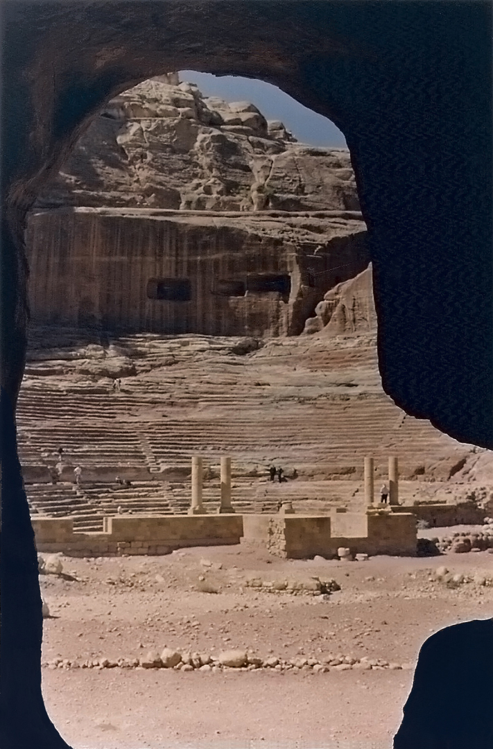 Le théâtre romain de Petra vu d’une grotte