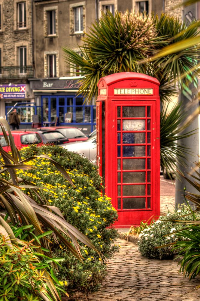 LE TÉLÉPHONE ROUGE