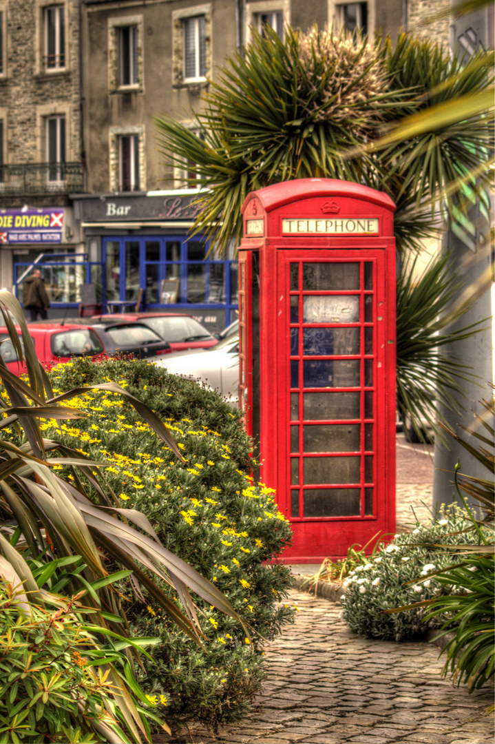 LE TÉLÉPHONE ROUGE