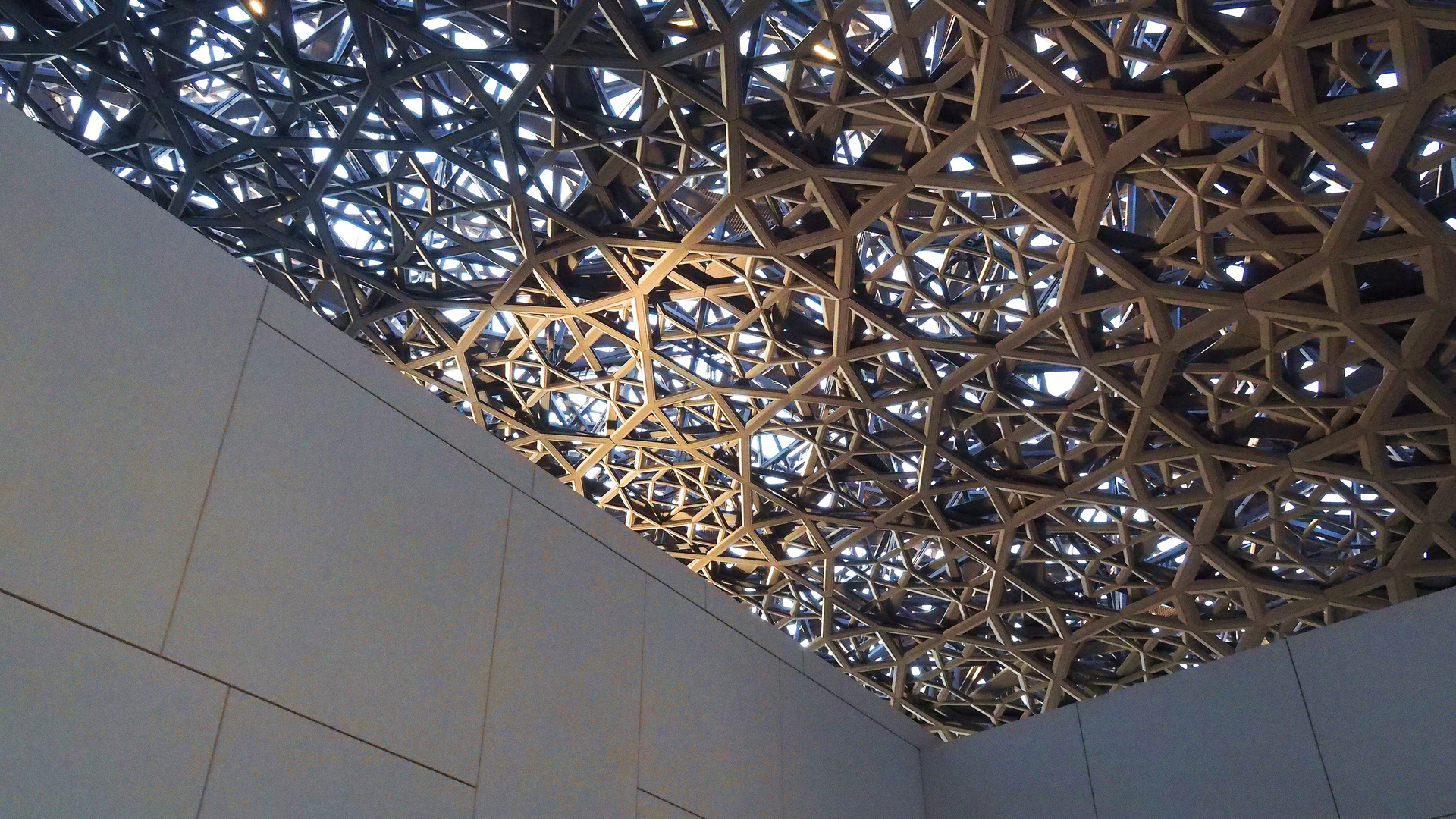 Le toit du musée du Louvre à Abu Dhabi