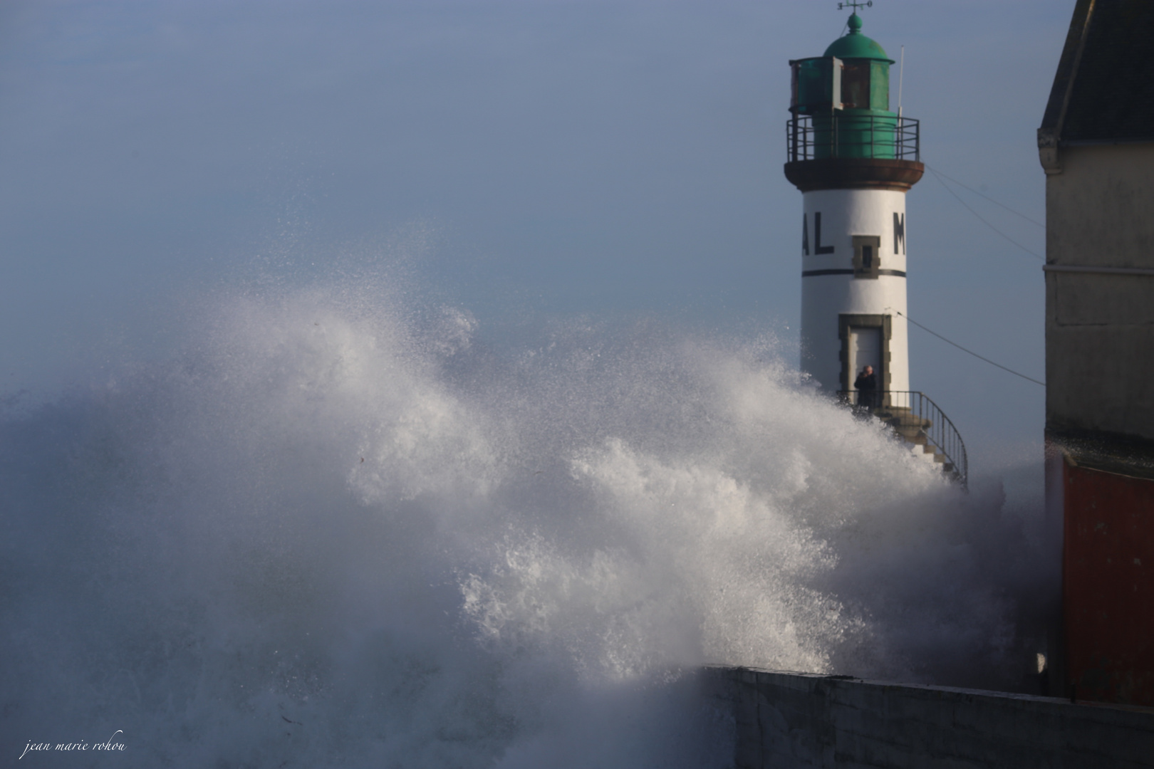 Le Touriste photographe à la porte du Phare