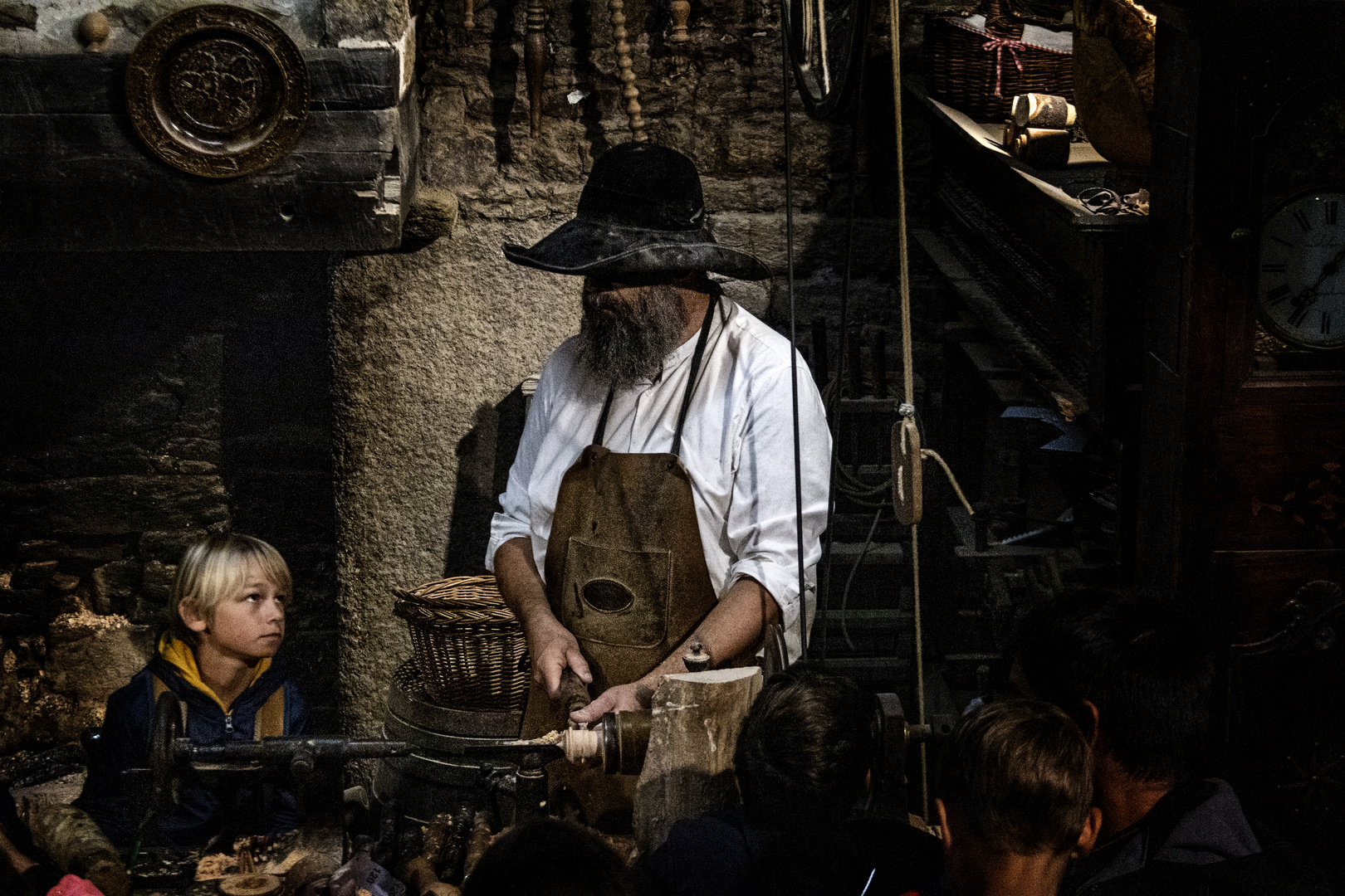 Le tourneur sur bois et son aide 