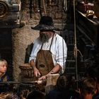 Le tourneur sur bois et son aide