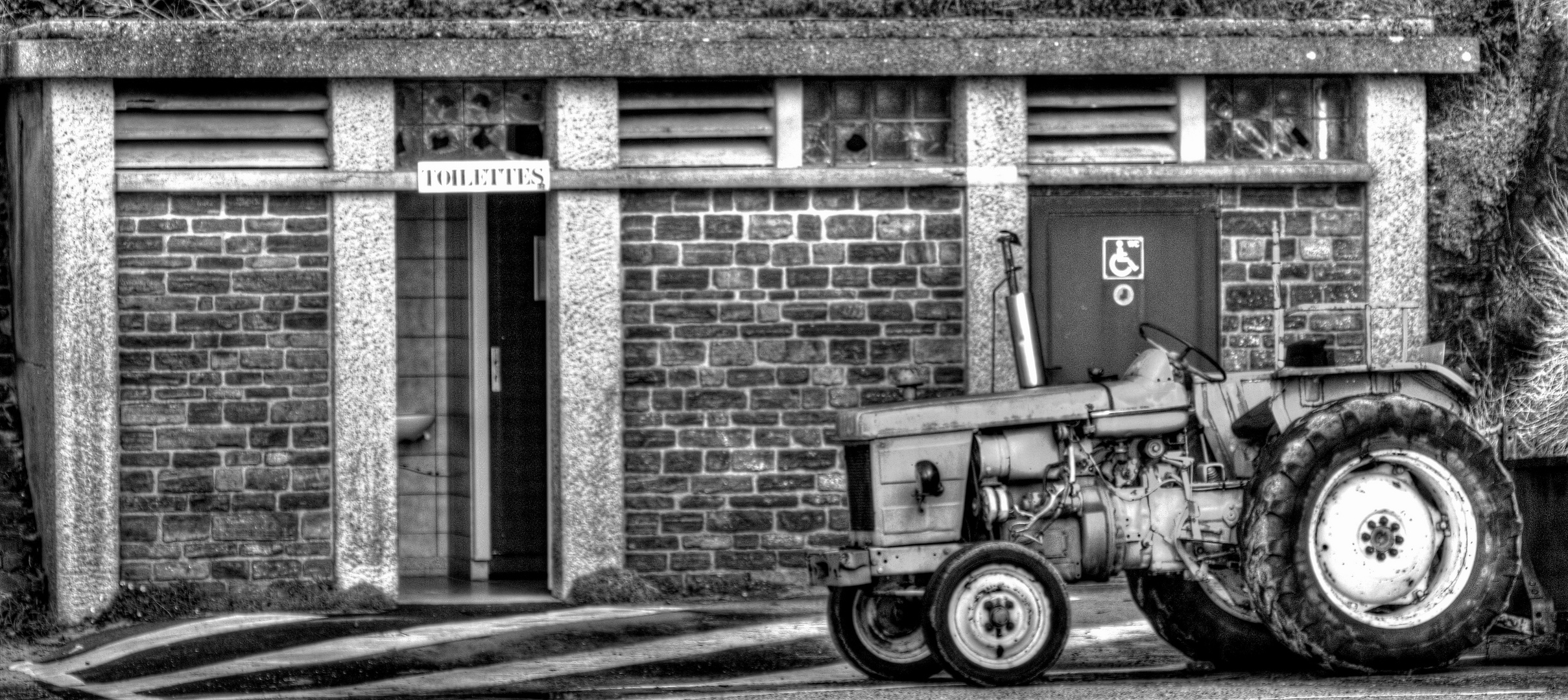 LE TRACTEUR AUX TOILETTES