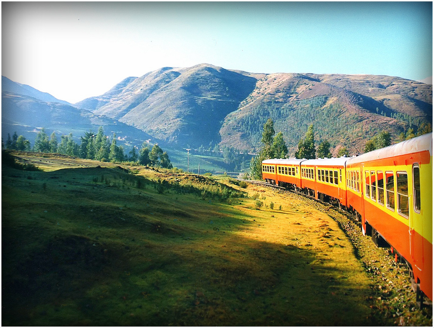 Le train jaume du Machu Pichu 