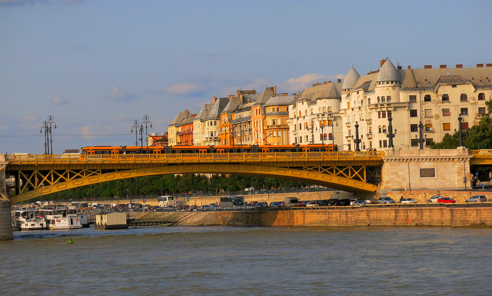 le tram jaune de Budapest  la Belle !..