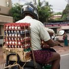 Le transport d'oeufs en scooter - regardez bien la photo, il y en a partout