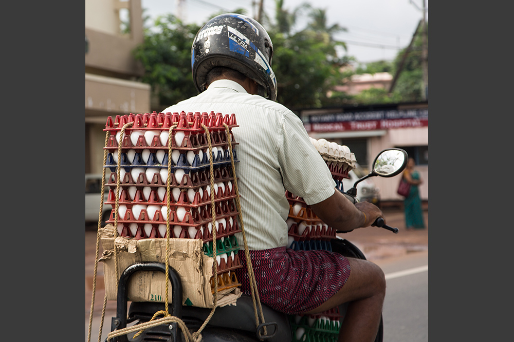 Le transport d'oeufs en scooter - regardez bien la photo, il y en a partout