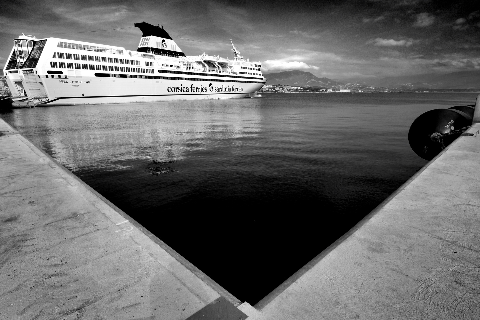 Le triangle parfait du port de commerce Charles d'Ornano à Ajaccio