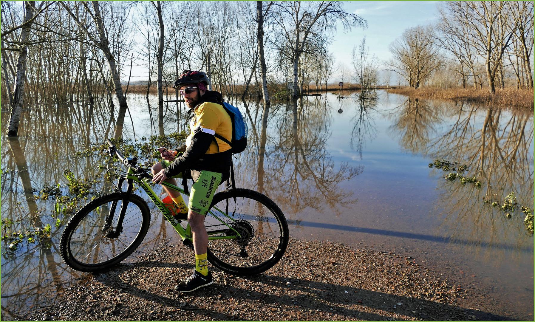 le V T T vert qui voulait  traverser  le marais inondé ...