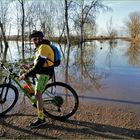 le V T T vert qui voulait  traverser  le marais inondé ...