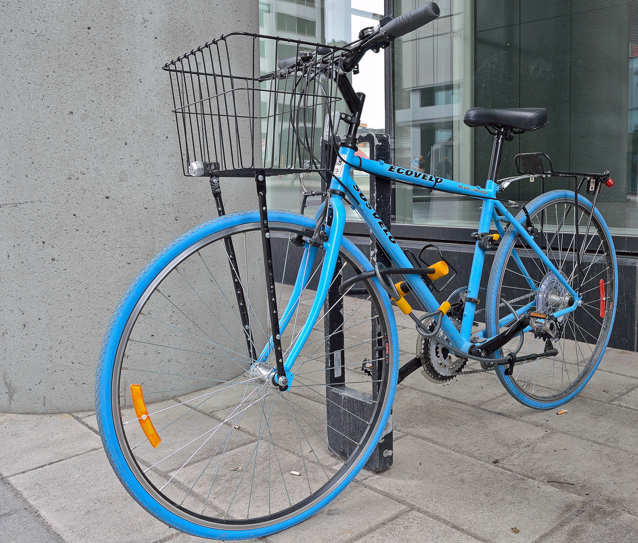 Le vélo bleue.