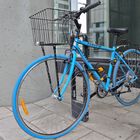 Le vélo bleue.