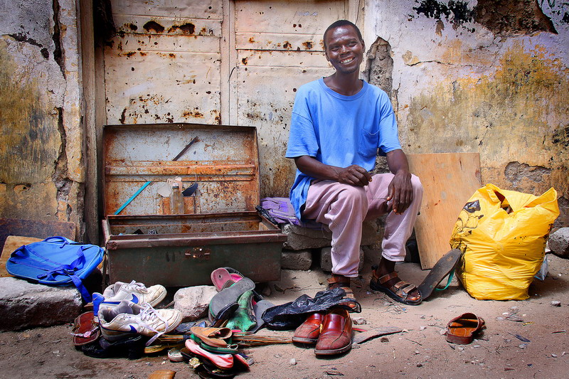 Le vendeur de chaussures d'occassions.