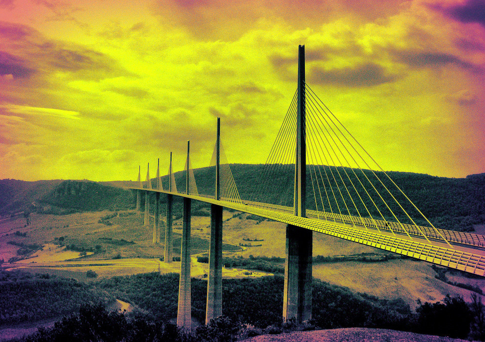 LE VIADUC DE MILLAU VU AUTREMENT