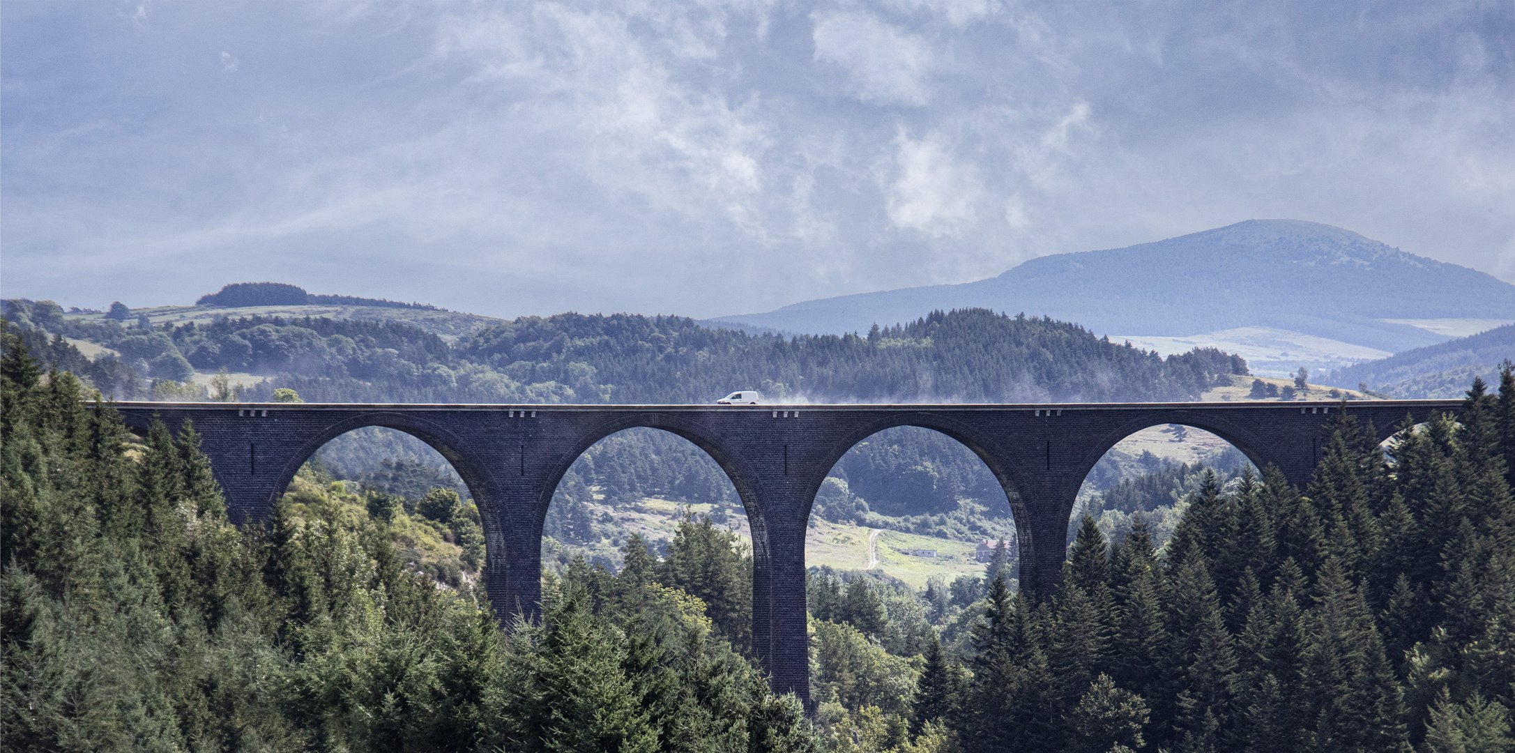 Le viaduc de Recoumène  dans une lumière matinale .