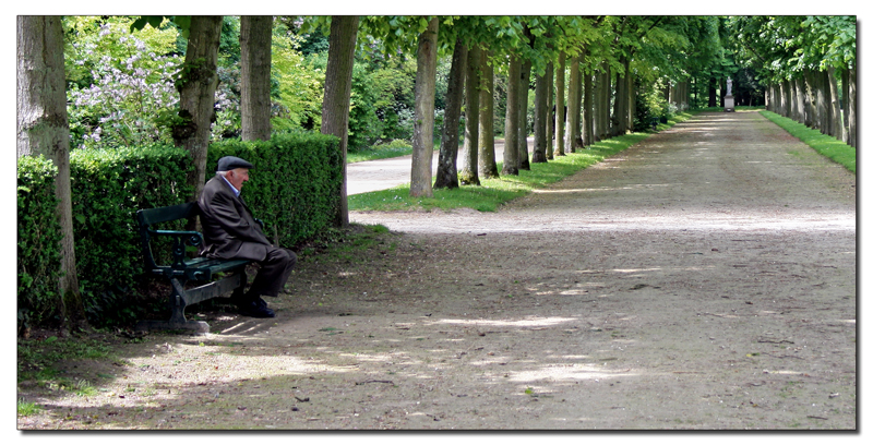 Le vieil homme, la solitude ou sur le bord du chemin (choisissez votre titre)