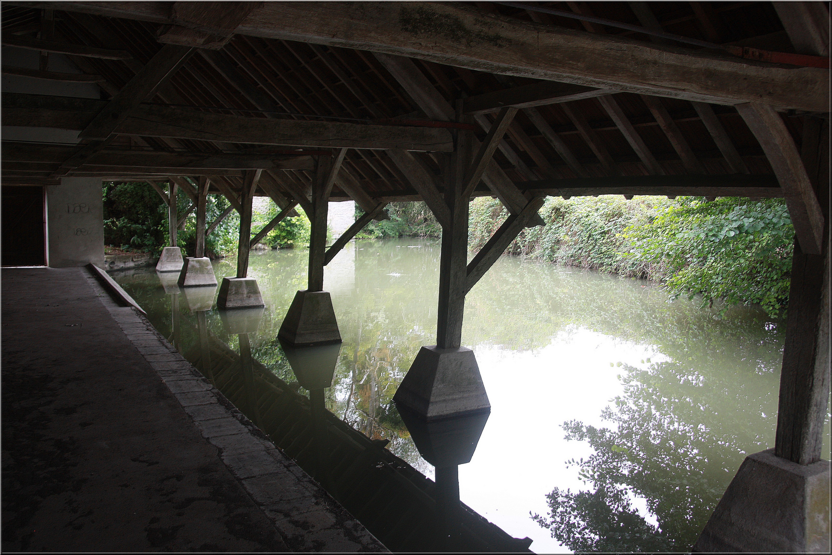 ..Le vieux lavoir, en bordure de  la rimarde..(45)