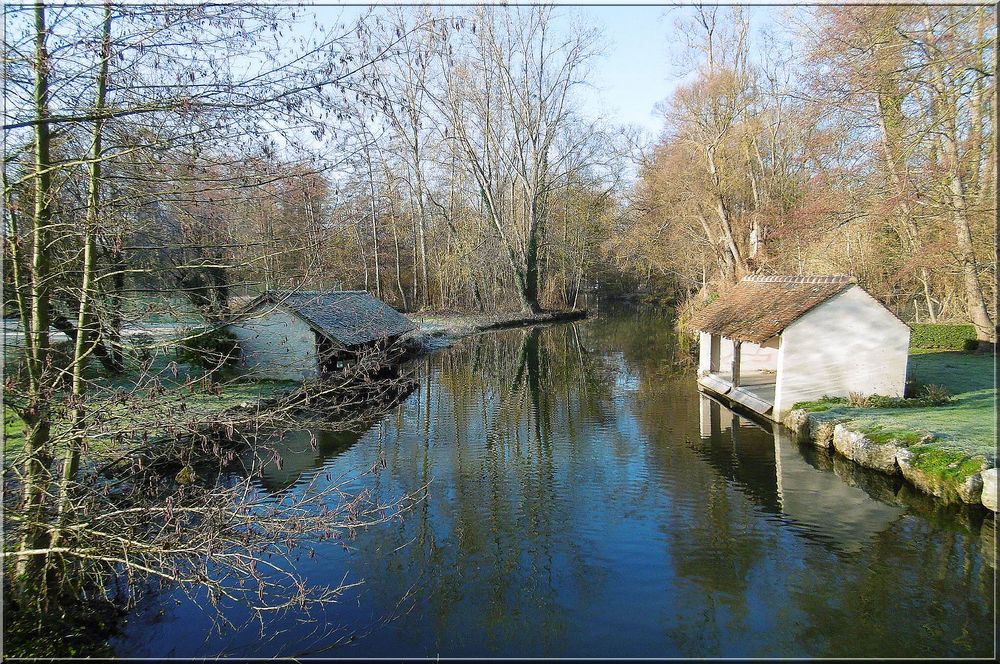 ..Le vieux lavoir, en bordure d'Essonne..