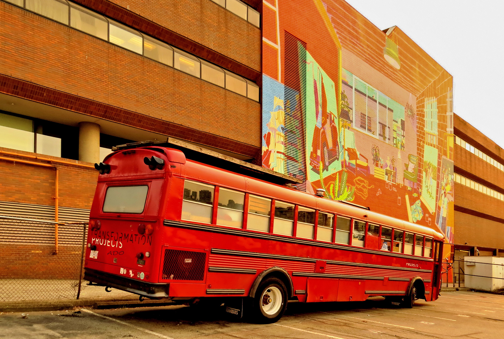 le vieux long bus ROUGE