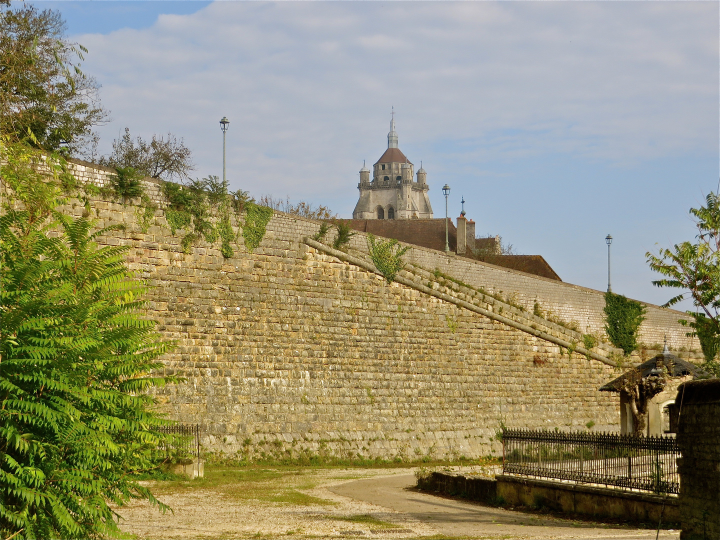 ... le vieux mur de la fortification !!!...