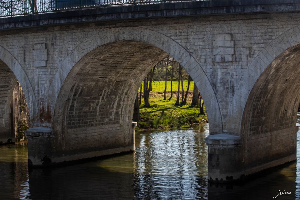 LE VIEUX PONT  DE  PIERRE  photo et image nature fleuve 