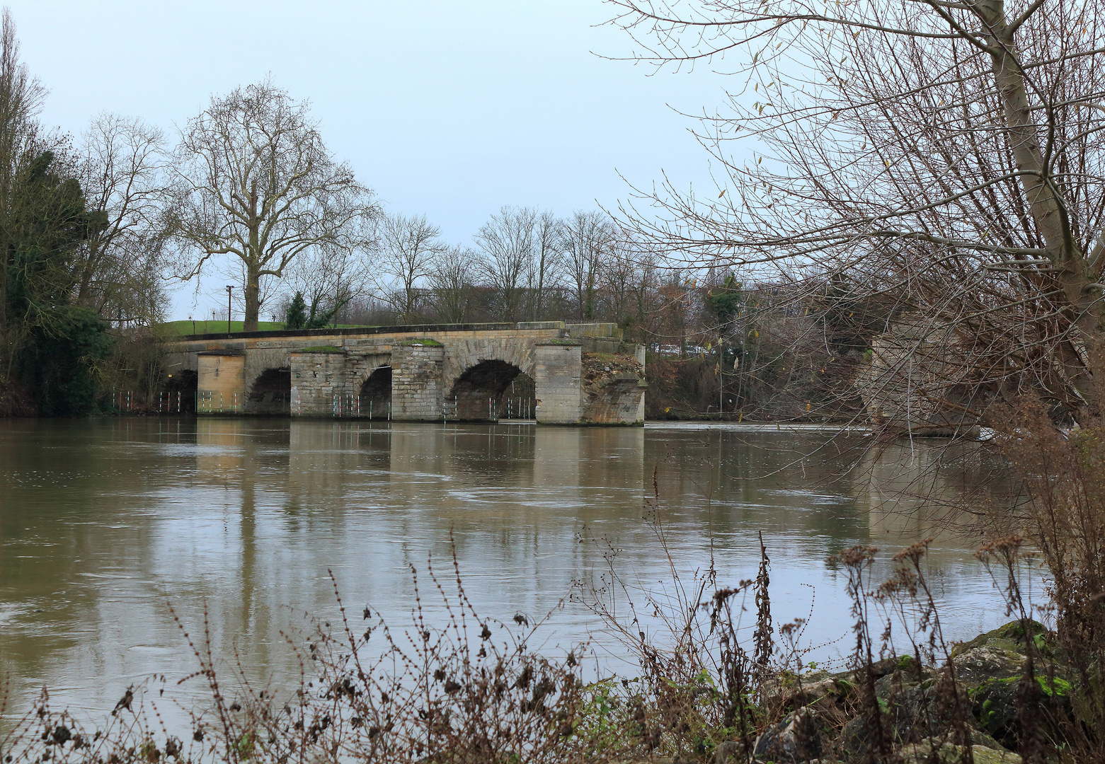 Le vieux pont en hiver