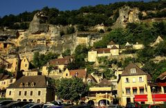 LE VILLAGE AU PIED DE LA FALAISE ; LA ROQUE GAGEAC DORDOGNE