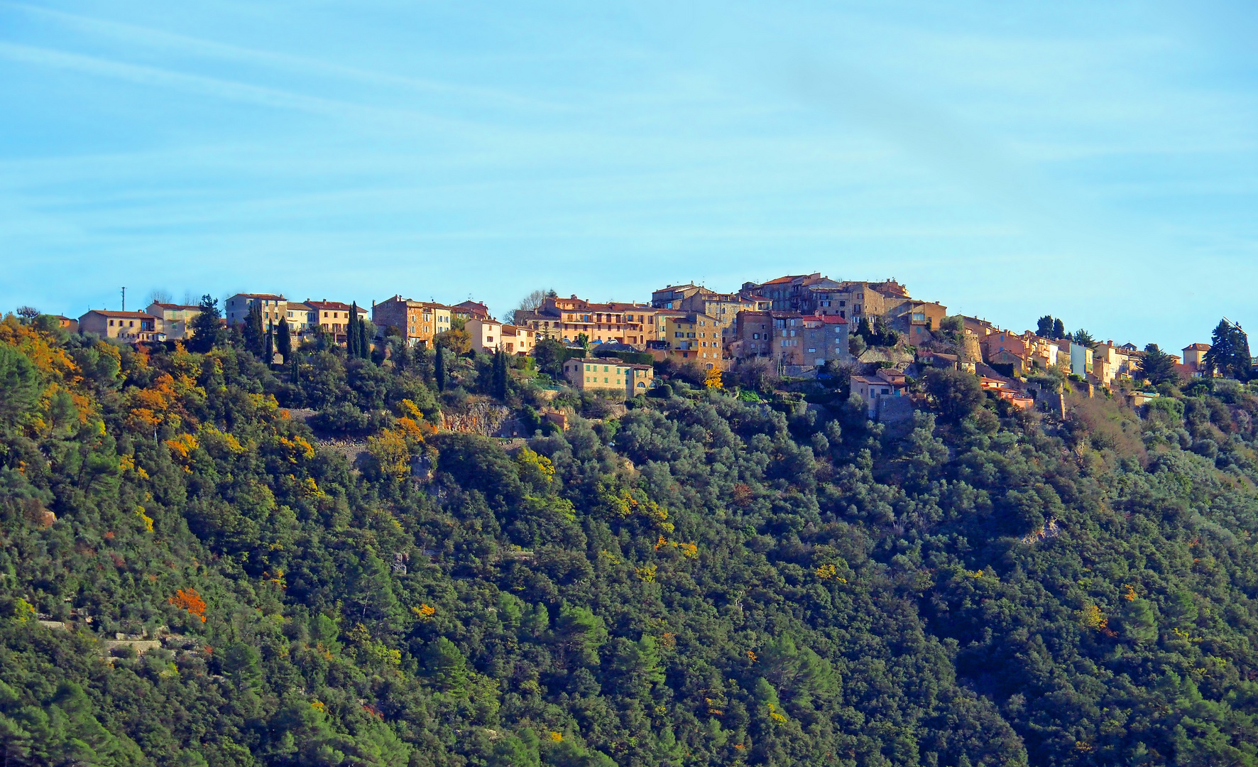 Le village-belvédère de Saint-Cézaire-sur-Siagne, vu des gorges de la Siagne