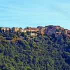 Le village-belvédère de Saint-Cézaire-sur-Siagne, vu des gorges de la Siagne