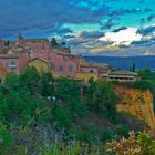 Le village de Roussilon, pays des ocres et de la lavande en Provence