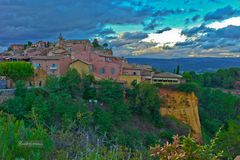 Le village de Roussilon, pays des ocres et de la lavande en Provence